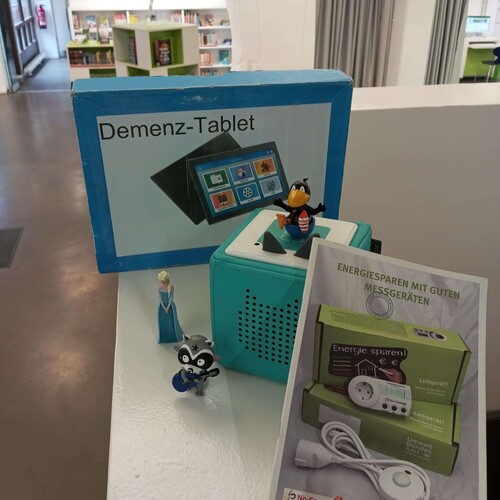 Demenztablet, Toniebox und Energiesparparket stehen auf einem Tisch zur Präsentation Header_Geraete.jpg