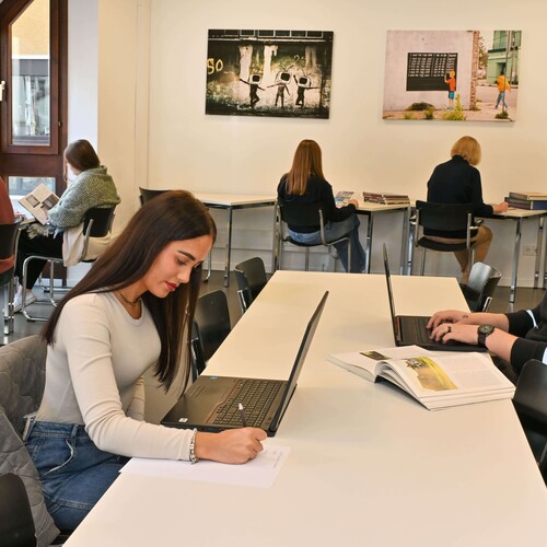 Verschiedene Menschen beim Lernen, mit Buch und/oder Laptop Header_Lernen_in_der_Buecherei.jpg
