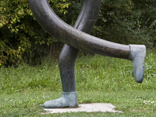 Skulptur "Kunstläuferin" auf einer Wiese