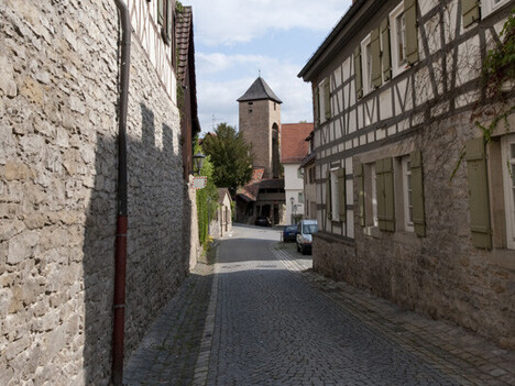 Pulverturm Straße mit Fachwerkhäusern und am Ende steht ein Turm