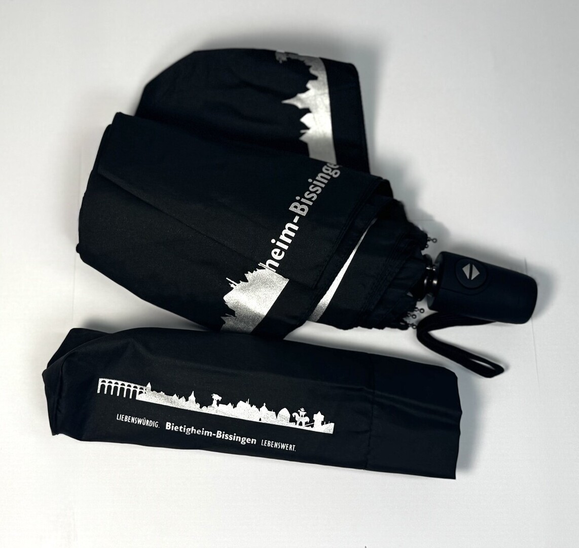 Schwarzer Taschenschirm mit Stadtsilhouette