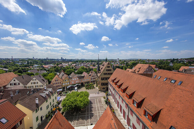 Blick von oben auf den Marktplatz mit vielen Fachwerkhäusern und dem Rathaus 