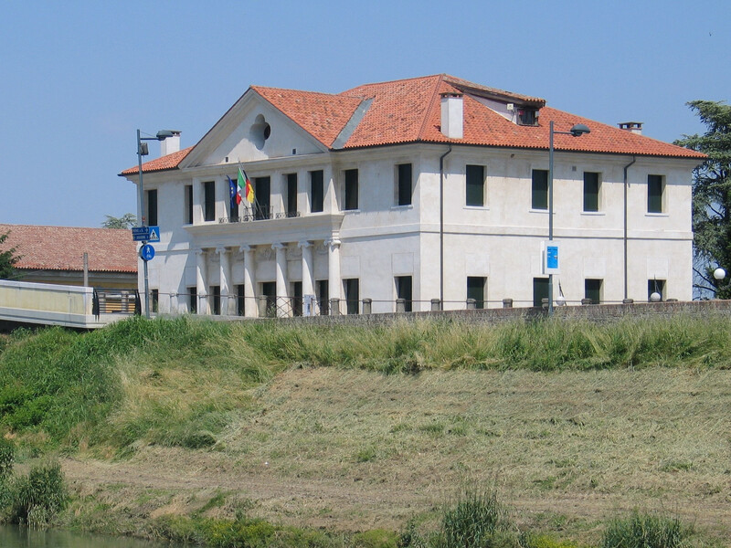 Ansicht auf ein altes Gebäude mit deutscher, italienischer und europäischen Flagge