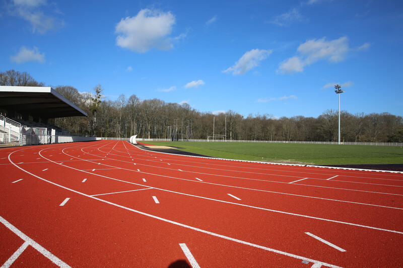 Sportplatz mit Laufbahn mit Grünfläche