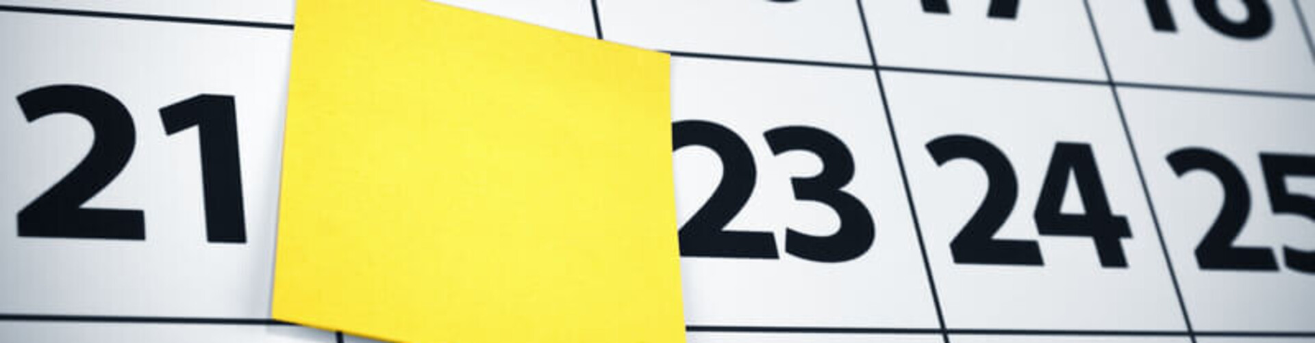 Ein Kalenderblatt mit einem Post-It darauf Header_Leifristen_Verlaengerungen_Vormerkungen.jpg