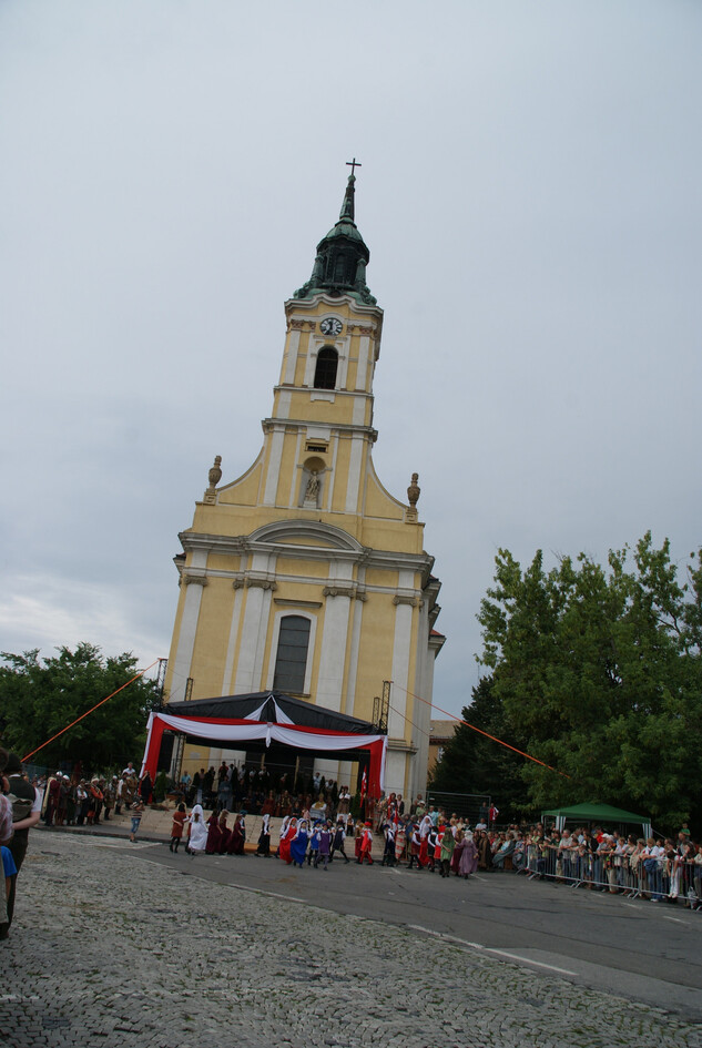 Festlichkeit mit Menschen die vor und um eine Kirche stehen