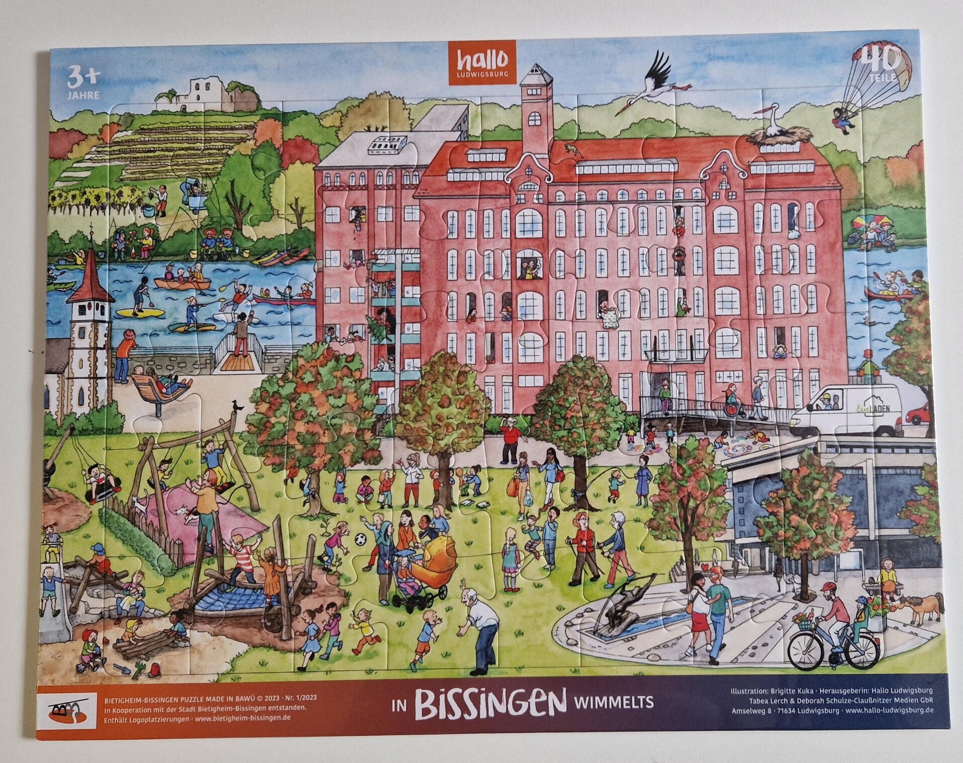 Puzzle mit Aufdruck mit Gebäuden, einem Fluss und vielen Menschen