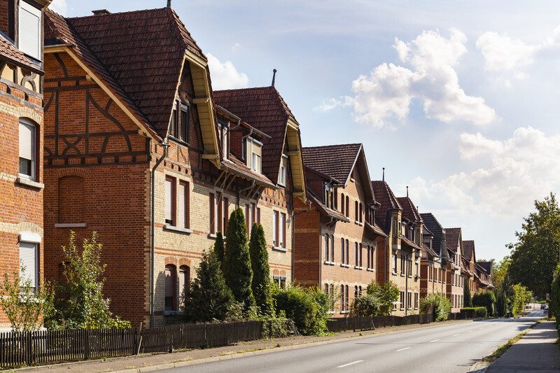 Backsteinhäuser an einer Straße