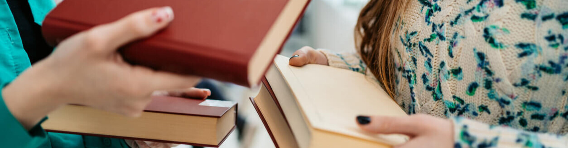2 Frauen tauschen Bücher miteinander Header_Fernleihe.jpg