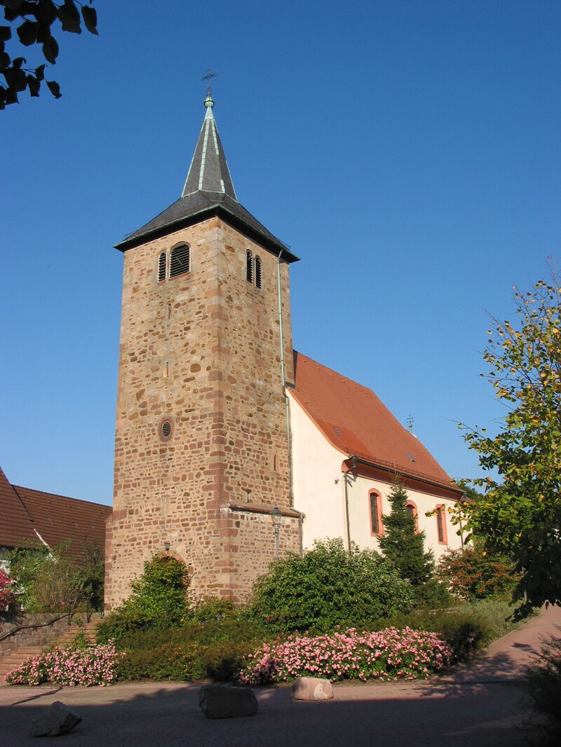 Ansicht auf eine Kirche mit Vorgarten