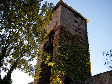 Pulverturm Bewachster Turm aus Steinen