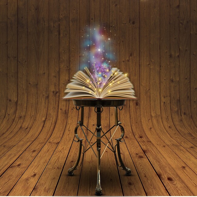 Buch auf schmalem Tisch es kommt glitzernder Rauch heraus