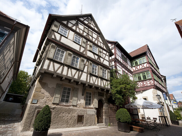 Altes Fachwerkhaus mit kleinem Biergarten