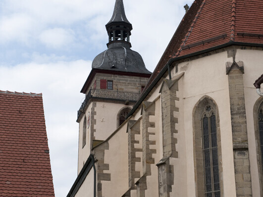 Kirchenschiff mit Kirchturm