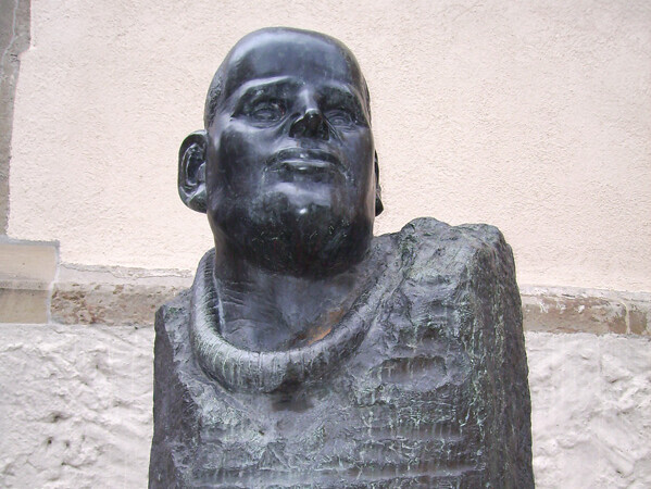 Skulptur des Portraits von Dietrich Bonhoeffer