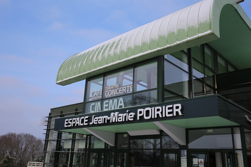 Eingang des ESPACE Jean-Marie POIRIER Theaters