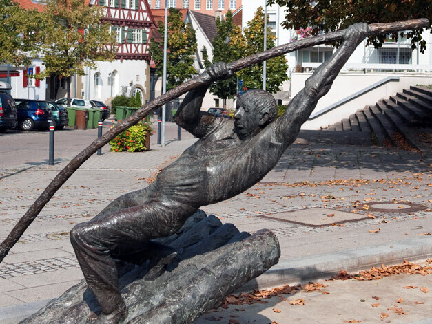 Skulptur "Flößer" vor dem Bissingen Rathaus