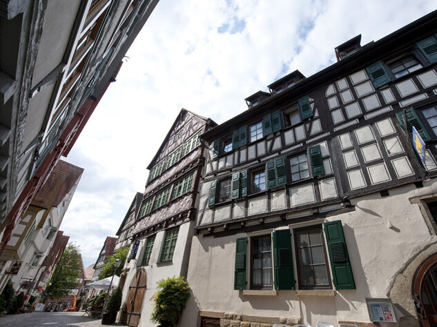 Fachwerkhaus mit grünen Fensterläden