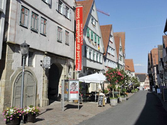 Fußgängerzone in der Altstadt mit kleinen Läden