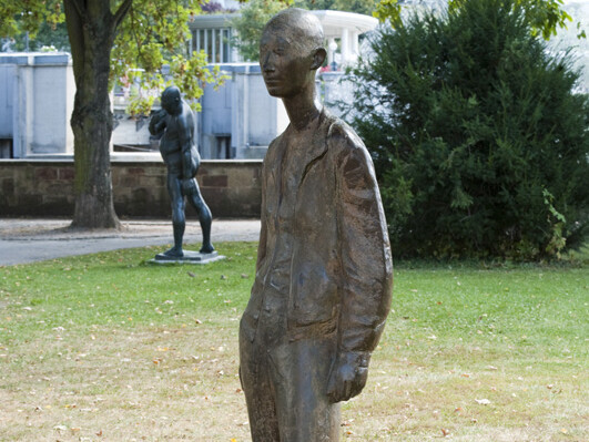Skulptur "Bildnis Katharina E." auf einer Wiese