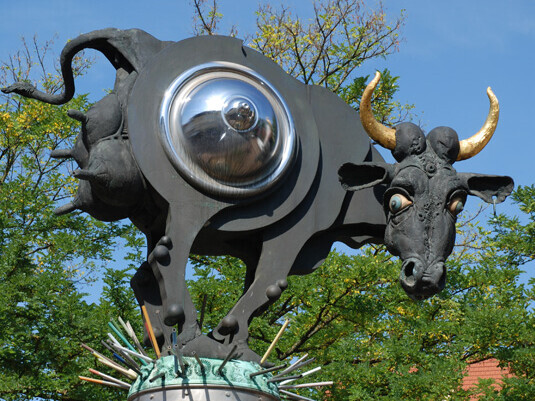 Vorderansicht auf die Skulptur Kuhriosum