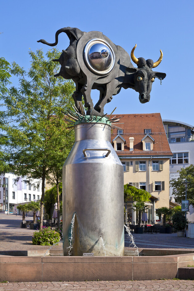 Ansicht auf das Kuhriosum mit Brunnen