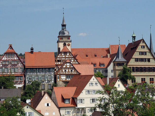 Fachwerkhäuser einer Stadt mit Kirchturm