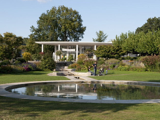 Pavillion in einem großen Park mit Brunnen