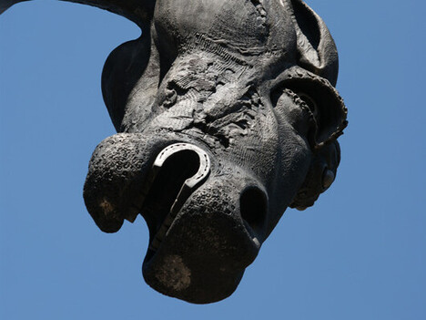 Nahansicht grauer Pferdekopf der Skulptur Turm der grauen Pferde