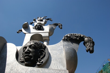 Ansicht von unten auf den Turm der grauen Pferde
