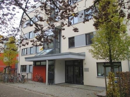 Kinderhaus Malefiz Eingang zu einem großen Gebäude
