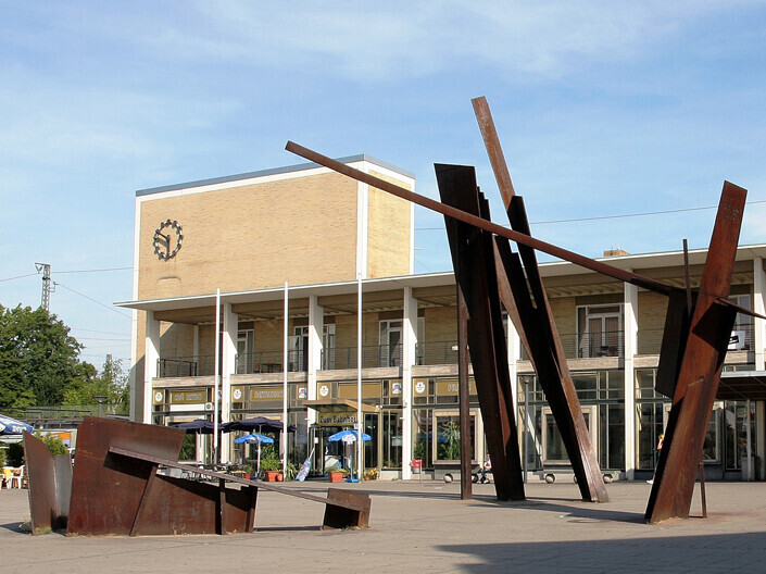 Skulptur "Brennpunkt" auf dem Vorplatz des Bahnhofs