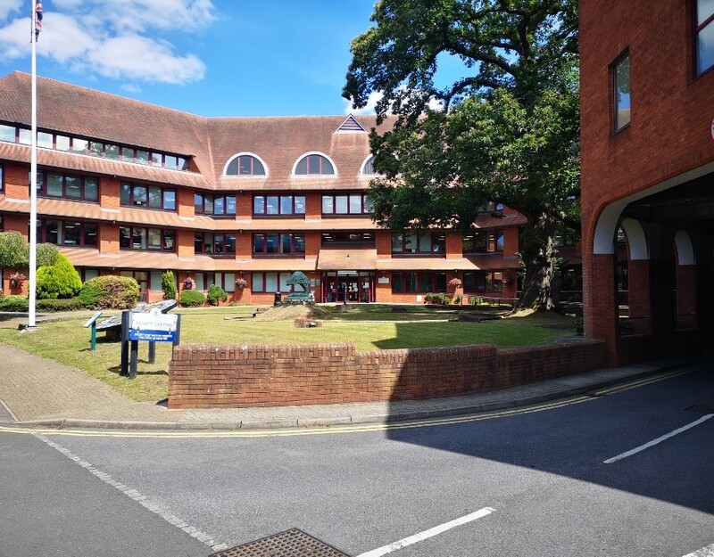 Ansicht von der Straße auf den Eingang des Camberley Ratsgebäude