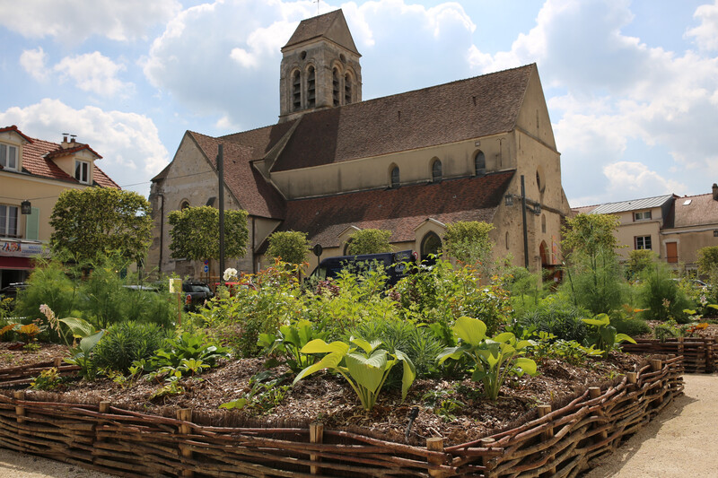 Kirche St. Martin mit Grünschmuck im Vordergrund