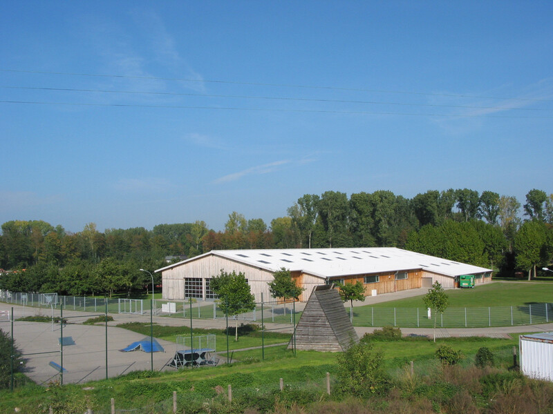 Ansicht auf Festhalle; links davon ein Basketballplatz und Skatepark