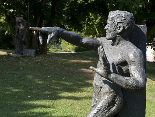 Ansicht auf die Skulptur "Der Bürger schützt seine Stadt" auf einer Wiese