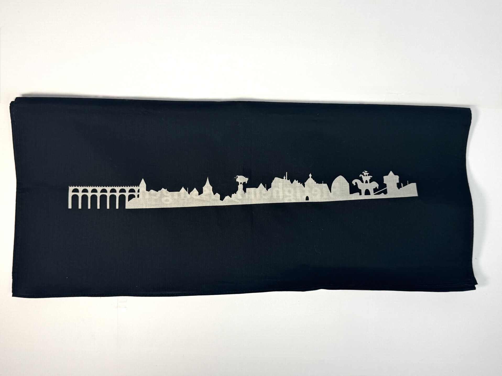 Schwarzer Schal mit Stadtsilhouette