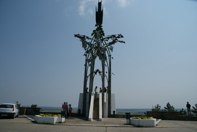 Skulptur vor einer Panoramaplattform
