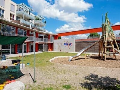 Kinderhaus Mikado Kleiner Spielplatz im Innenhof mehrer Gebäude