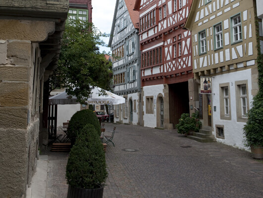 Bunte Fachwerkhäuser in einer Kopfsteinpflasterstraße