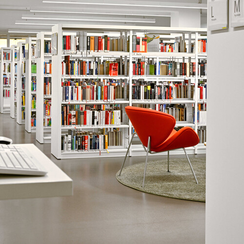 Recherche-PC im Vordergrund, ein Sessel und Bücherregale im Hintergrund Header_Standorte.jpg