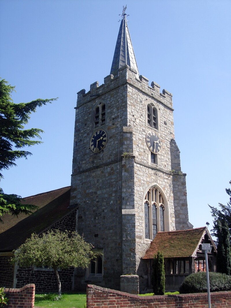 Blick auf St Lawrence Kirche mit Vorgarten