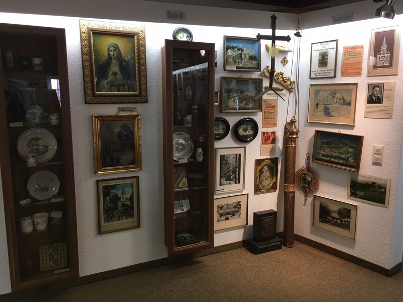 Innenansicht eines Museums mit verschiedenen Ausstellungsstücken