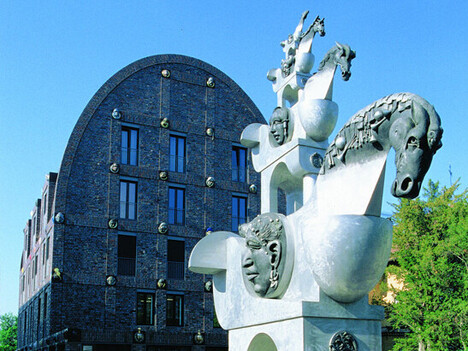 Ansicht auf den Turm der grauen Pferde am Hillerplatz im Hintergrund die Villa Visconti
