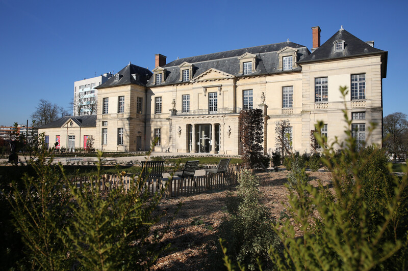 Seitenansicht auf das Chateau Lambert mit Pflanzen im Vordergrund