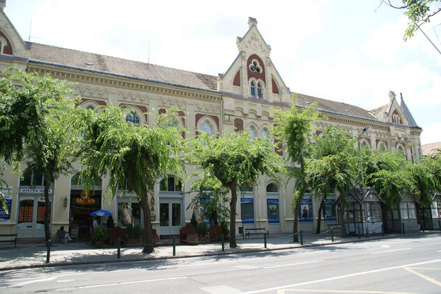 Anicht von Straße auf altes Gebäude mit Shops im Erdgeschoss