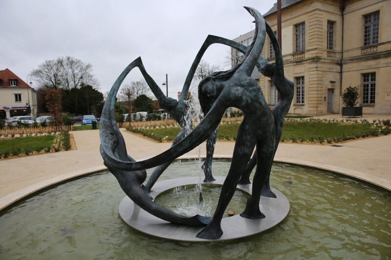 Skulptur-Brunnen vor dem Chateau Lambert