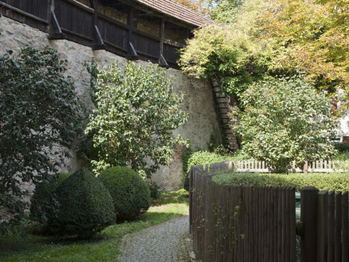 Stadtmauer mit kleinem überdachtem Weg