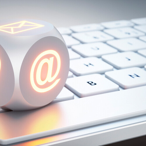 Ein Würfel mit einem Telefon- und einem Mailsymbol liegt auf einer Tastatur header-kontakt.jpg