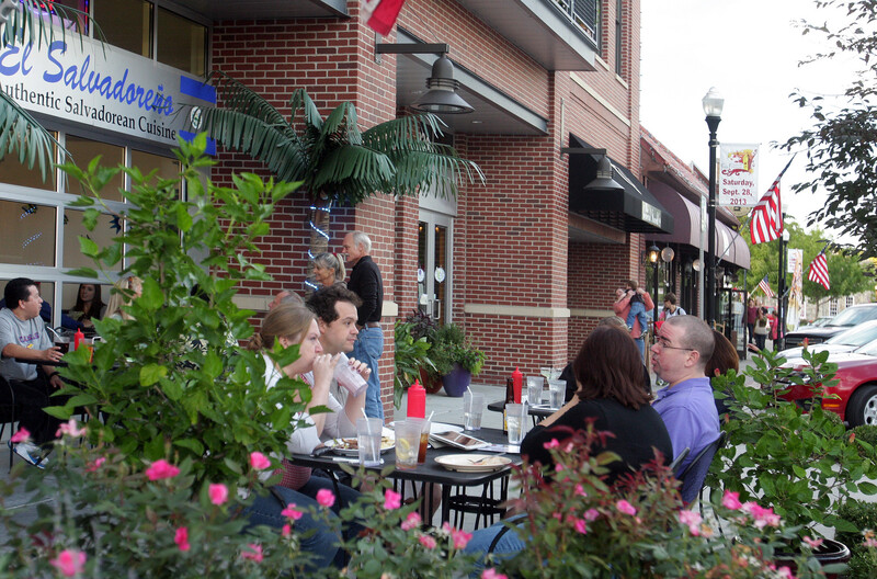 Außenbewirtschaftung eines Restaurants in der Innenstadt Overland Park